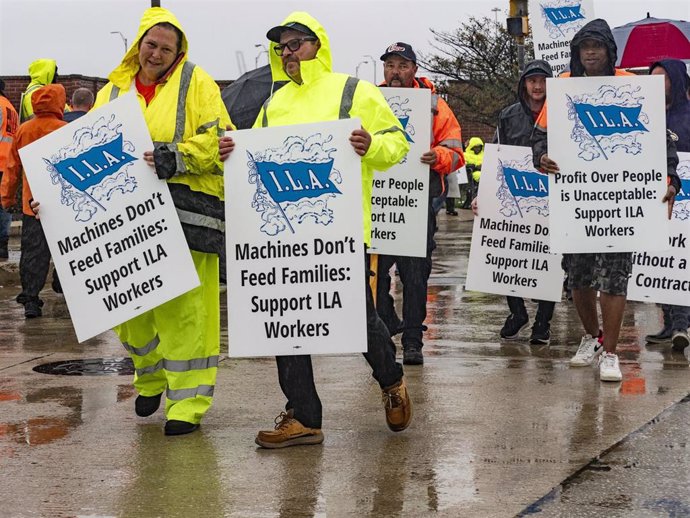 01 October 2024, US, Baltimore: Baltimore dockworkers hold placards during a strike demand protecting from their jobs being replaced by automation. Photo: Sue Dorfman/ZUMA Press Wire/dpa