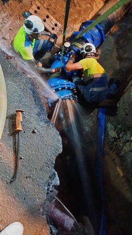 Rotura de un codo en las conducciones de agua en la zona de Camino de La Goleta, en Almería.