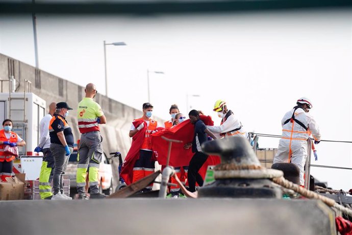 Los servicios sanitarios atienden a los migrantes llegados en cayuco a un muelle de Canarias