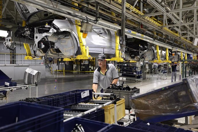 Archivo - Un trabajador en la planta de Stellantis, a 14 de octubre de 2022, en Zaragoza, Aragón (España). La planta de Zaragoza del grupo automovilístico Stellantis se consolida como la planta de automoción española con más energías renovables para autoc