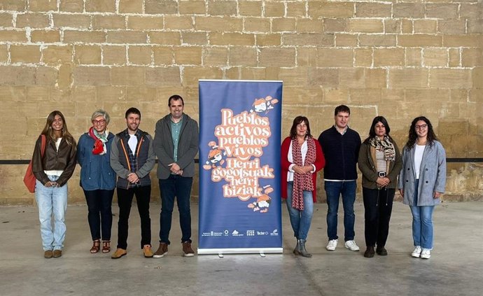 El director general de Desarrollo Rural, Rubén Goñi, en la presentación del proyecto junto a representantes de los grupos de acción local.