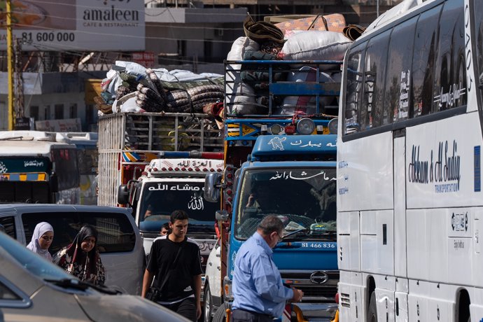 03 October 2024, Lebanon, Beirut: People, who fled south Lebanon, wait at the border between Lebanon and Syria due to ongoing Israeli airstrikes. Photo: Timothy Wolfer/ZUMA Press Wire/dpa