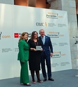 La consellera de Salud, Manuela García, recoge el premio especial a la trayectoria que otorga la Organización Médica Colegial de España