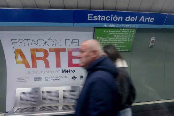 Archivo - Dos personas en la Estación del Arte de Metro.