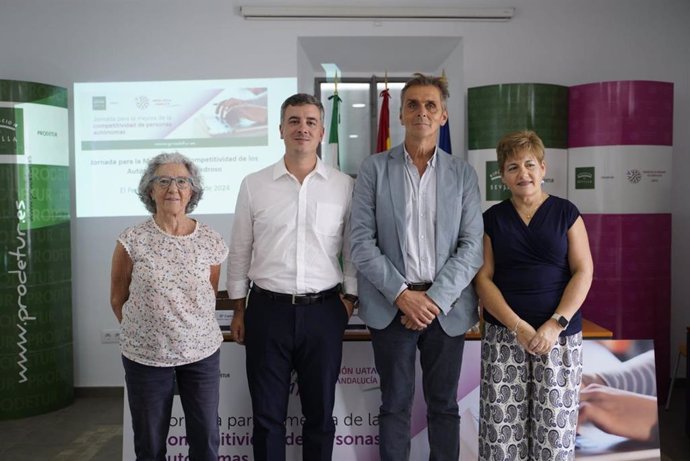 Rodrigo Rodríguez Hans, el alcalde de El Pedroso, Sergio Vela, la secretaria de la Unión UATAE Andalucía, María Gutiérrez, y Carmen Bendala,