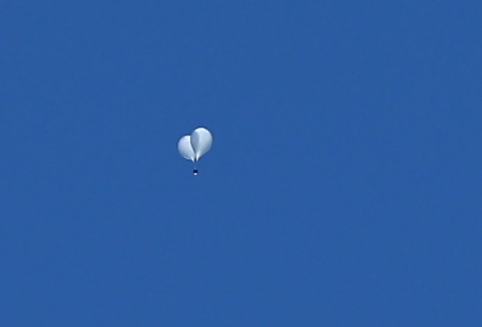 23 September 2024, South Korea, Seoul: An object, believed to be a garbage balloon sent by North Korea, is spotted over the Yongsan district of Seoul, where the presidential office is located. Photo: -/Yonhap/dpa