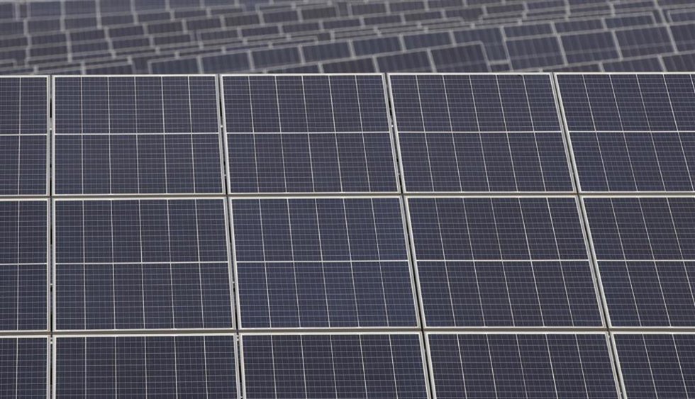 Archivo - Paneles solares de la planta Andévalo de Iberdrola, primer proyecto fotovoltaico de la compañía en Andalucía. En Puebla de Guzmán (Huelva, Andalucía, España), a 30 de septiembre de 2020.