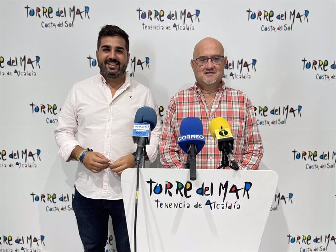 El teniente de alcalde de Vélez-Málaga, Jesús Pérez Atencia, y el concejal de Nuevas Tecnologías, David Segura, han presentado el mapa de esculturas que está disponible en https://turismomapas.Velezmalaga.Es/