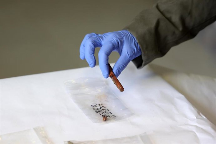 Archivo - Una persona muestra la pluma estilográfica exhumada en la fosa de la sindicalista Aurora Picornell.