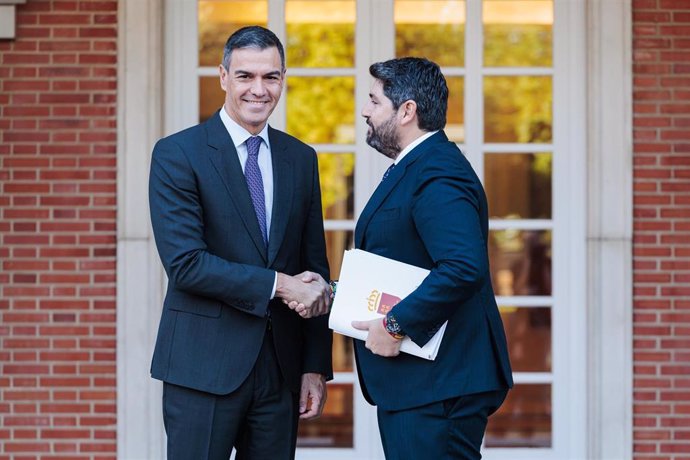 El presidente del Gobierno, Pedro Sánchez (i), recibe al presidente de la Región de Murcia, Fernando López Miras (d), en el Complejo de La Moncloa, a 4 de octubre de 2024, en Madrid (España). Estas reuniones se enmarcan en la ronda que suele hacer el jefe