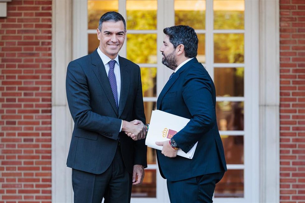 El presidente del Gobierno, Pedro Sánchez (i), recibe al presidente de la Región de Murcia, Fernando López Miras (d), en el Complejo de La Moncloa, a 4 de octubre de 2024, en Madrid (España). Estas reuniones se enmarcan en la ronda que suele hacer el je