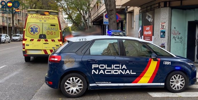 Una ambulancia y un coche de la Policía Nacional en Palma (Mallorca).