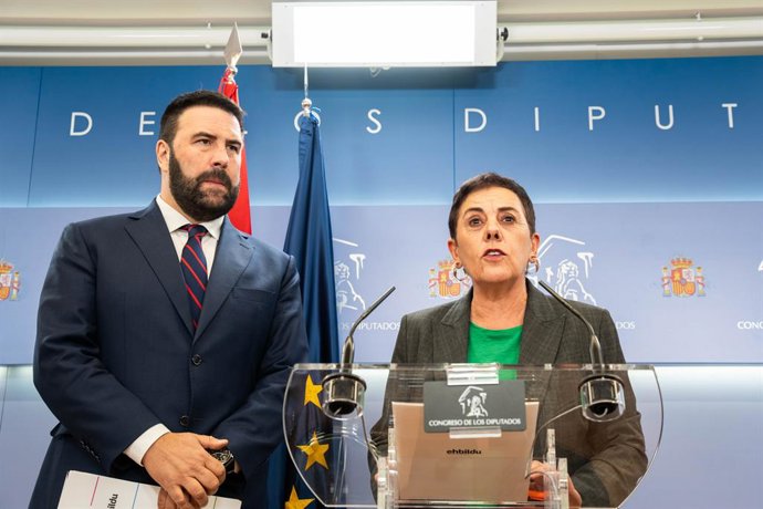(I-D) El diputado de EH Bildu Jon Iñarritu y la diputada de EH Bildu en el Congreso, Mertxe Aizpurua, durante una rueda de prensa, en el Congreso de los Diputados, a 3 de octubre de 2024, en Madrid (España). El grupo parlamentario de Bildu en el Congreso 