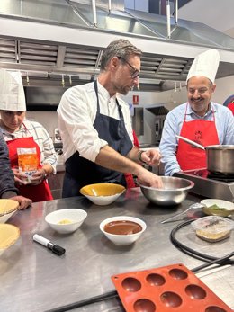El Puente organiza una masterclass con el chef Miguel Ángel de la Cruz para elaborar 'El Postre de la Salud Mental' .