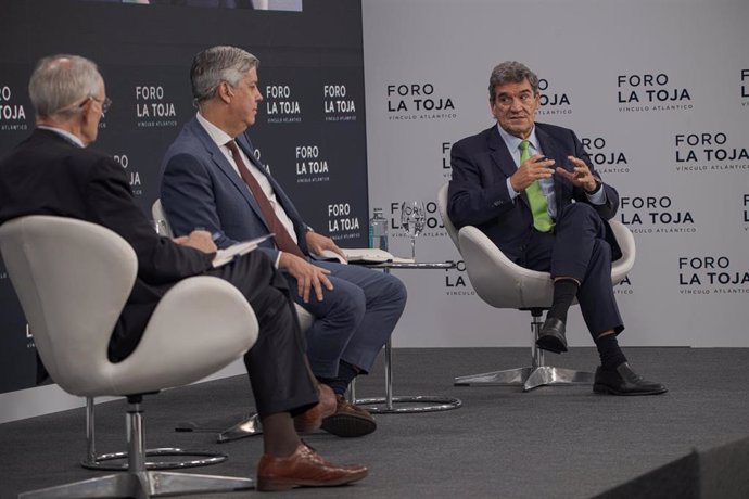 (I-D) El Presidente del Consejo Económico y Social de España (CES), Antón Costas, el gobernador del Banco de Portugal, Mario Centeno, y el gobernador del Banco de España, José Luis Escrivá, durante la celebración de la primera mesa de debate de la segunda