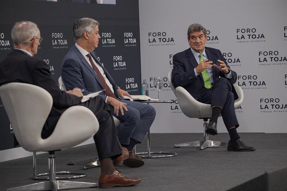 (I-D) El Presidente del Consejo Económico y Social de España (CES), Antón Costas, el gobernador del Banco de Portugal, Mario Centeno, y el gobernador del Banco de España, José Luis Escrivá, durante la celebración de la primera mesa de debate de la segun