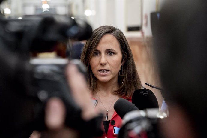 La secretaria general de Podemos, Ione Belarra, atiende a los medios de comunicación durante una sesión plenaria en el Congreso de los Diputados, a 26 de septiembre de 2024, en Madrid (España).