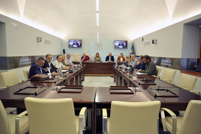 Reunión de la comisión no permanente de investigación en la Asamblea de Extremadura sobre la situación del proyecto de regadío de Tierra de Barros