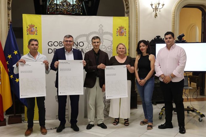 Archivo - El alcalde de Cenes de la Vega, Juan Ramón Castellón, y el subdelegado del Gobierno en Granada, José Antonio Montilla, desde la izquierda en la imagen, en una imagen de archivo