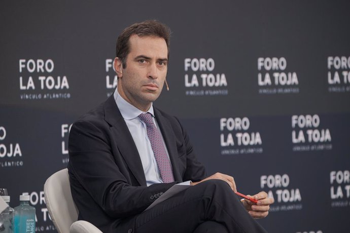 El ministro Economía, Comercio y Empresa, Carlos Cuerpo, durante la celebración de la segunda mesa de debate de la VI edición del Foro de la Toja-Vínculo Atlántico, en Eurostars Gran Hotel La Toja, a 4 de octubre de 2024, en La Toja, Pontevedra, Galicia (