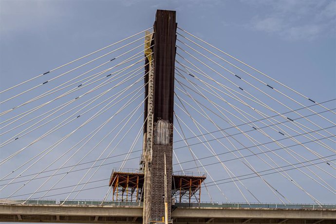 Archivo - Vistas del puente del Centenario donde se está realizando obras de sustitución de tirantes y de ampliación de la plataforma.