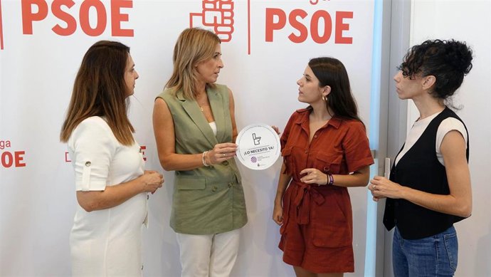 La diputada provincial del PSOE Toñi García con representantes de la Asociación de Enfermos de Chron