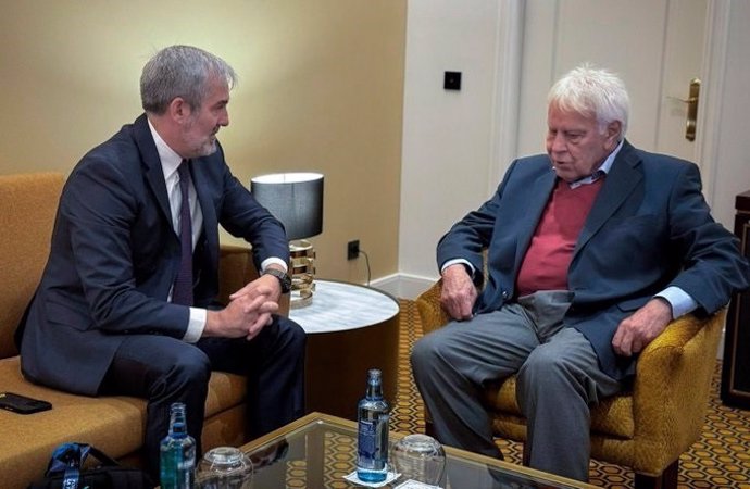 El presidente de Canarias, Fernando Clavijo, se reúne con el expresidente del Gobierno, Felipe González