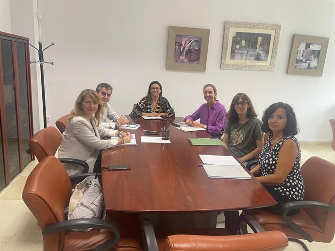 Raquel López (centro, al fondo), en una reunión sobre la realización prácticas de alumnos de la UCO en servicios de atención a víctimas y centros de menores infractores en Córdoba.
