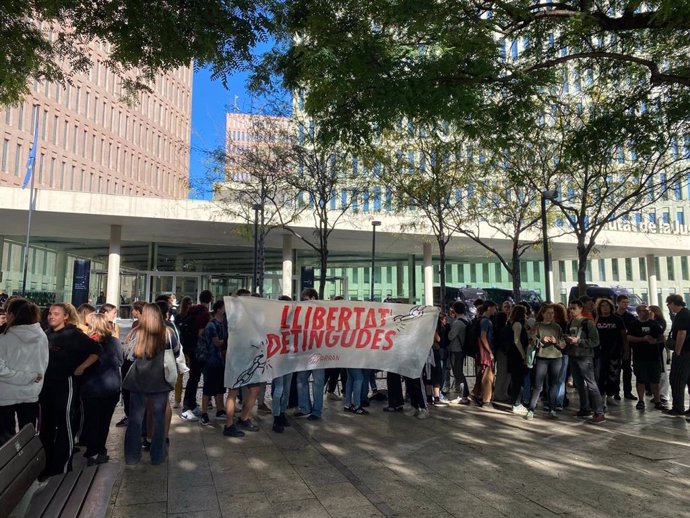 Concentración convocada por Arran y Alerta Solidaria frente a la Ciutat de la Justícia de Barcelona, donde este viernes pasarán a disposición judicial los tres militantes de Arran detenidos el jueves por desórdenes públicos y daños