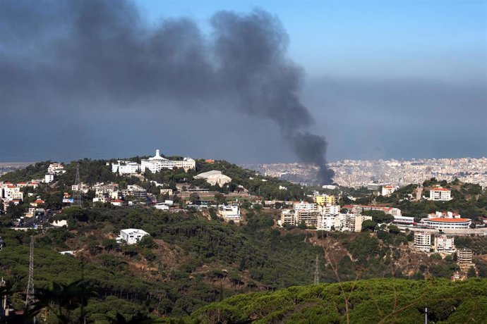 Columna de humo tras un bombardeo del Ejército de Israel contra la capital de Líbano, Beirut (archivo)