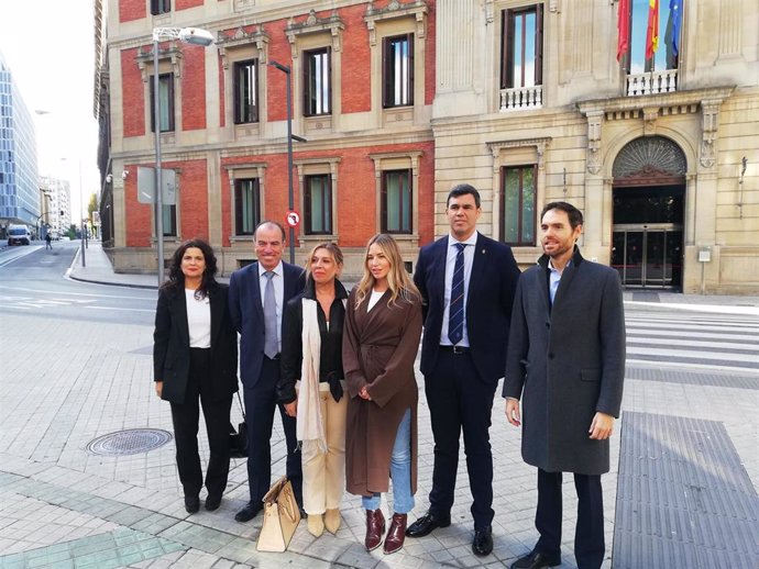 La vicesecretaria nacional de Movilización y reto digital del Partido Popular, Noelia Núñez (centro) junto con el presidente del PP de Navarra, Javier García.