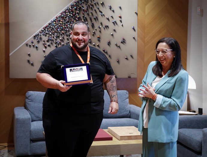 La presidenta de Les Corts Valencianes, Llanos Massó, rep al burraniense Roberto Perelló, el considerat com a home més fort d'Espanya i rècord europeu de força