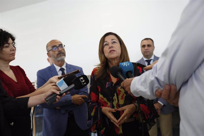 La consejera de Desarrollo Educativo, María del Carmen Castillo, atiende a los medios en presencia, de izquierda a derecha en la imagen, del alcalde de Albolote, Salustiano Ureña, y el presidente de la Diputación de Granada, Francis Rodríguez 