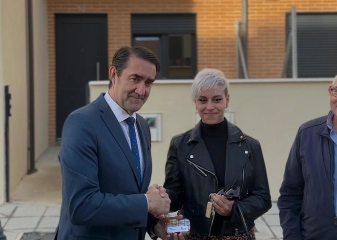El consejero de Medio Ambiente, Vivienda y Ordenación del Territorio, Juan Carlos Suárez-Quiñones, entrega las llaves a una de las compradoras de las viviendas.