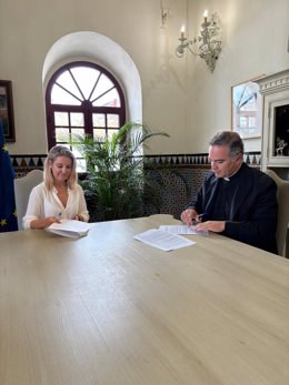 Alcalá de Guadaíra (Sevilla) firma un convenio para mejorar la accesibilidad en la parroquia de San Sebastián.