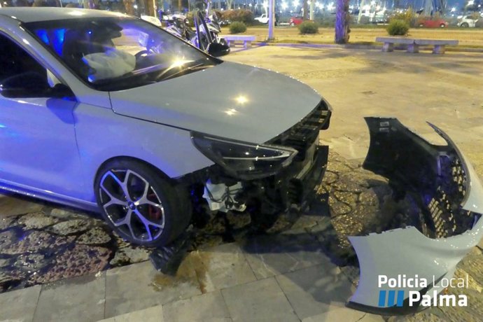 Coche accidentado sobre el paseo Sagrera de Palma.