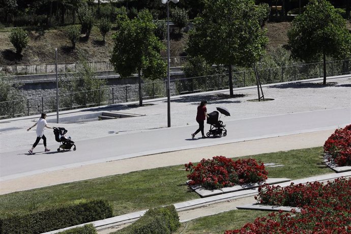 Archivo - Dos madres con carritos de bebé pasean en Madrid Río.