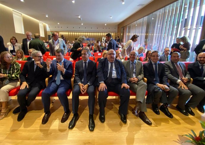 El presidente de la Junta y el consejero de Sanidad en el encuentro celebrado en Salamanca por la AECC.