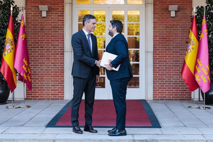 El presidente del Gobierno, Pedro Sánchez (i), recibe al presidente de la Región de Murcia, Fernando López Miras (d), en el Complejo de La Moncloa, a 4 de octubre de 2024, en Madrid (España). Estas reuniones se enmarcan en la ronda que suele hacer el jefe