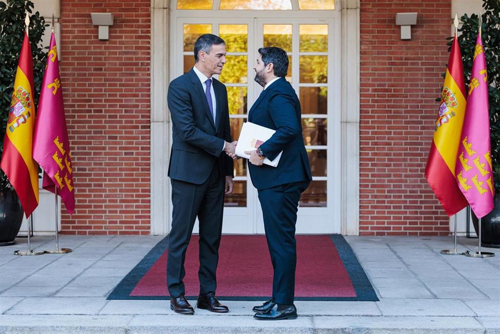El presidente del Gobierno, Pedro Sánchez (i), recibe al presidente de la Región de Murcia, Fernando López Miras (d), en el Complejo de La Moncloa, a 4 de octubre de 2024, en Madrid (España). Estas reuniones se enmarcan en la ronda que suele hacer el je