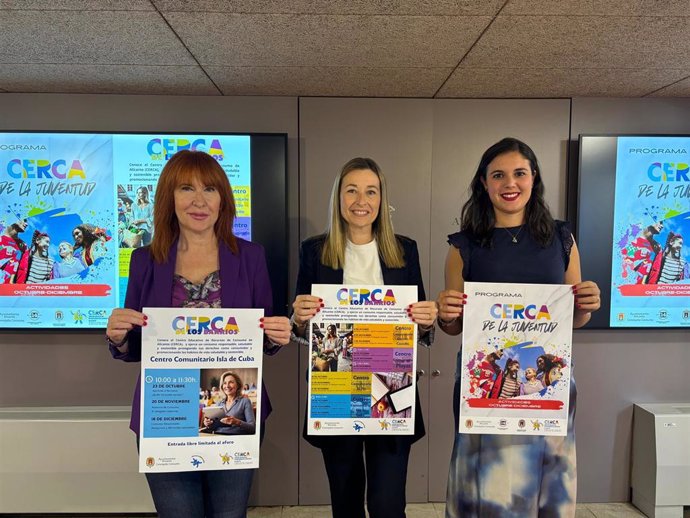 Las concejalas de Consumo, Bienestar Social y Juventud, Lidia López, Begoña León y Nayma Beldjilali en el Ayuntamiento de Alicante, durante la presentación del programa piloto 'Cerca de los Barrios'.