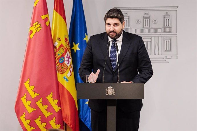 El presidente de la Región de Murcia, Fernando López Miras, durante una rueda de prensa posterior a la reunión con el presidente del Gobierno, Pedro Sánchez, en el Complejo de La Moncloa, a 4 de octubre de 2024, en Madrid (España). Estas reuniones se enma