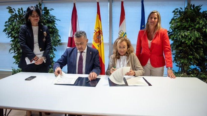 La consejera de Salud y Políticas Sociales, María Martín, ha suscrito este convenio con el alcalde de Logroño, Conrado Escobar
