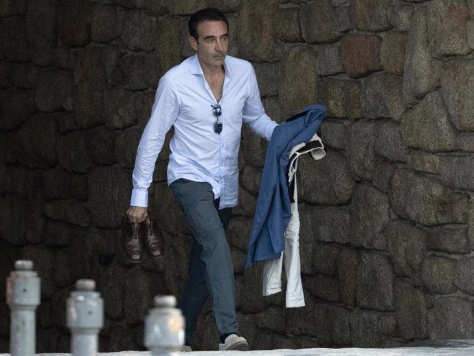 Enrique Ponce se ha cambiado de ropa en la casa de Paloma Cuevas