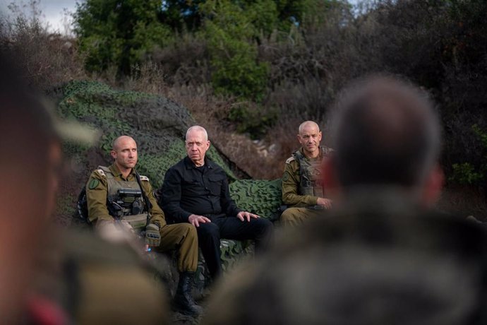 El ministro de Defensa de Israel, Yoav Gallant, en el centro de la imagen 