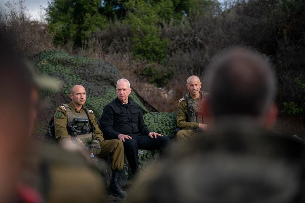 El ministro de Defensa de Israel, Yoav Gallant, en el centro de la imagen