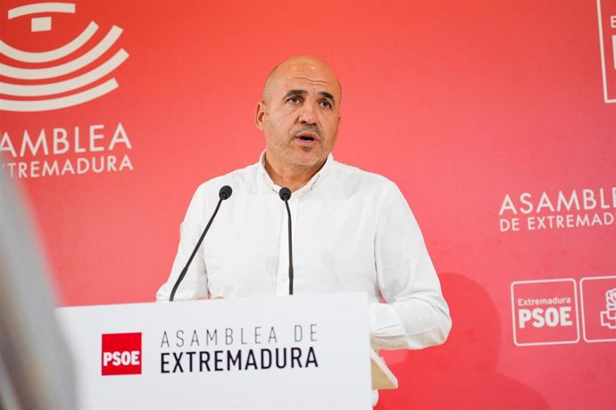 El portavoz de Infraestructuras del Grupo Socialista en la Asamblea de Extremadura, Juan Ramón Ferreira, en rueda de prensa