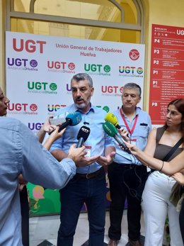 El secretario general de UGT-A, Oskar Martín (centro), y el secretario general de UGT Huelva, Francisco Gutiérrez.