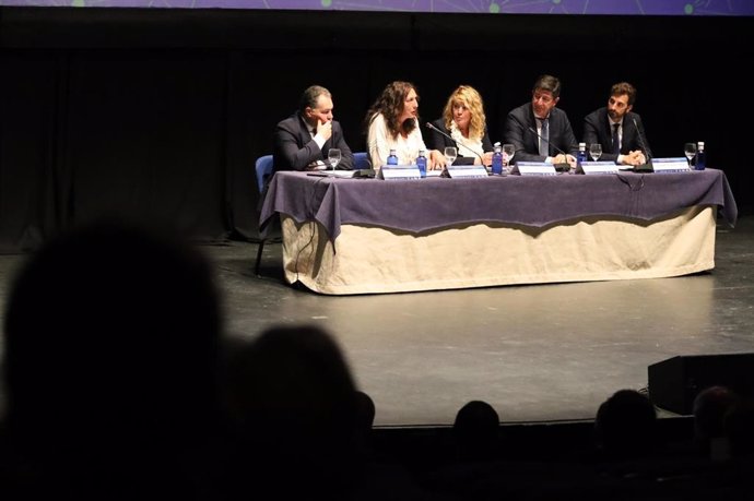 La consejera de Inclusión Social, Juventud, Familias e Igualdad, Loles López, acompañada por otras autoridades, en la inauguración del I Foro Europeo de la Red Transnacional Atlántica celebrado en Huelva.