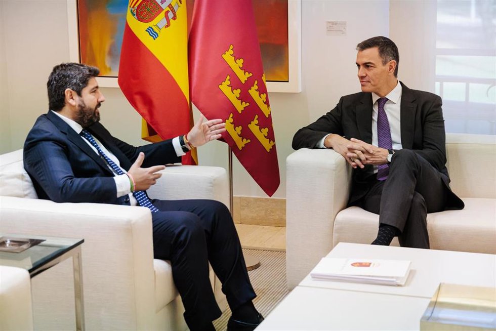 El presidente de la Región de Murcia, Fernando López Miras (i) y el presidente del Gobierno, Pedro Sánchez (d), durante una reunión en el Complejo de La Moncloa, a 4 de octubre de 2024, en Madrid (España). Estas reuniones se enmarcan en la ronda que sue